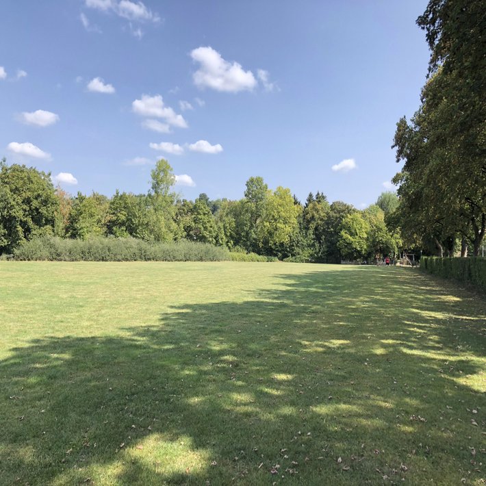 Klosterwiese bei herrlichem Sonnenschein mit einzelnen kleinen Wolken