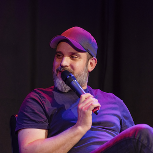 Ben Salomo im Gespräch mit Mikro in der Hand