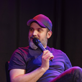 Ben Salomo im Gespräch mit Mikro in der Hand