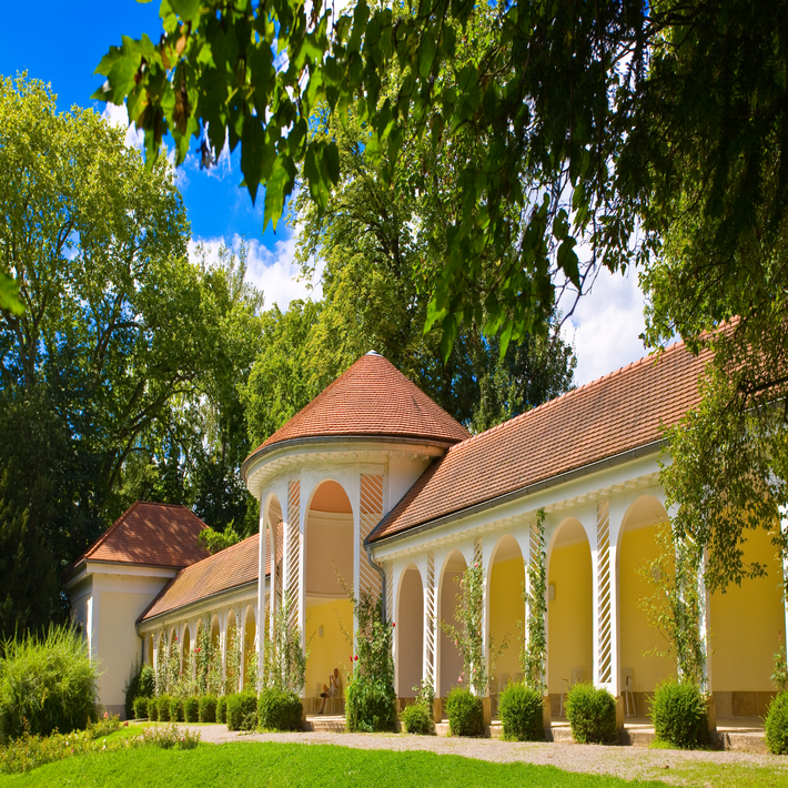 Blick vom Park aus auf die Wandelhalle