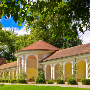 Blick vom Park aus auf die Wandelhalle