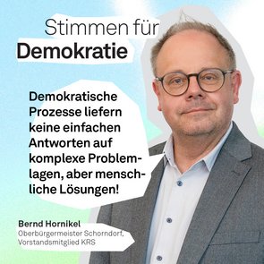 Grafik mit dem Titel »Stimmen für Demokratie« vor einem blau-grün changierendem Hintergrund. Im Zentrum steht das Zitat: »Demokratische Prozesse liefern keine einfachen Antworten auf komplexe Problemlagen, aber menschliche Lösungen!« Darunter Name und Titel von Bernd Hornikel.
