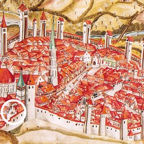 Kolorierte Stadtansicht von Schwäbisch Gmünd aus dem 16. Jahrhundert mit Markierung der ehemaligen Synagoge nahe der Stadtmauer.