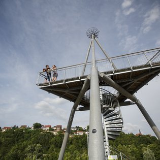 Bild: Blick von unten auf eine Aussichtsplattform aus Stahl.