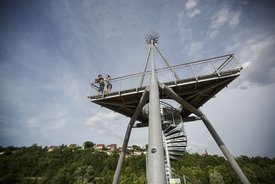 Bild: Blick von unten auf eine Aussichtsplattform aus Stahl.