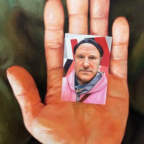 Ölgemälde einer geöffneten Hand, die ein kleines Porträt eines Mannes mit Mütze und Schal hält