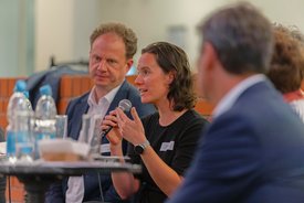 Isabel Schwab sitzt neben Dr. Matthias Knecht und spricht ins Mikrofon
