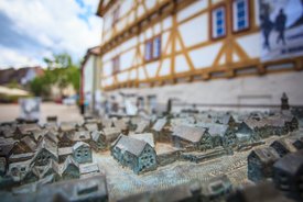 Blick auf ein Stadtmodell von Waiblingen. Im Hintergrund das Haus der Stadtgeschichte