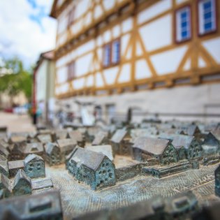 Blick auf ein Stadtmodell von Waiblingen. Im Hintergrund das Haus der Stadtgeschichte