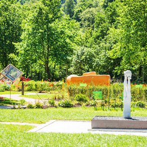 Parkansicht mit Skulptur SOPHI Park