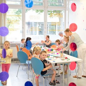 Kinder basteln im »Jungen Museum«