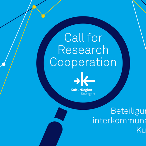 Blaues Grafikfeld mit einer Lupe, die den Text 'Call for Research Cooperation' und das Logo der KulturRegion Stuttgart zeigt, darunter der Text 'Beteiligungsdynamiken in der interkommunalen Kulturarbeit der KulturRegion Stuttgart' und mehrere farbige Linien mit Punkten, die Datenverläufe darstellen.
