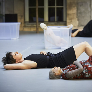 Blick auf die Bühne: Figurentheater und Tanzperformance „Georges“ im FITZ! Stuttgart.