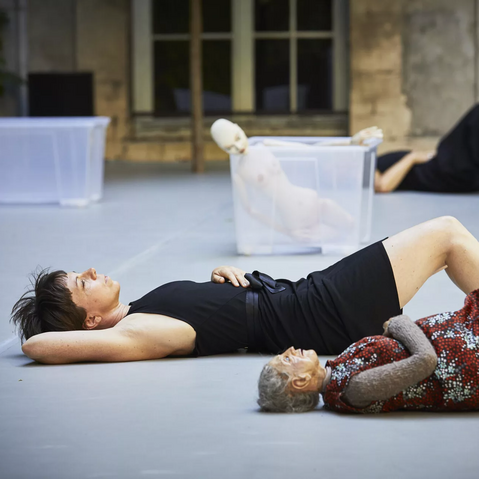 Blick auf die Bühne: Figurentheater und Tanzperformance „Georges“ im FITZ! Stuttgart.
