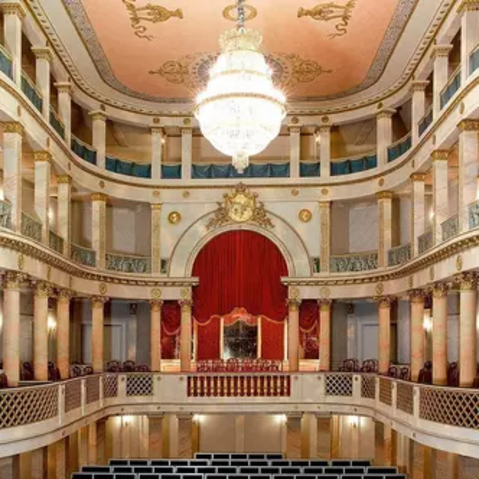 Blick vom Zuschauerraum auf die Bühne