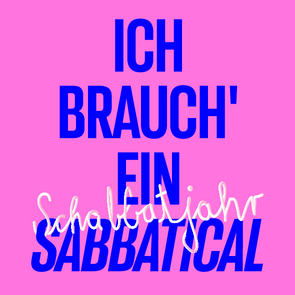 Grafik: Schriftzug »Ich brauch' ein Sabbatical« in Blau auf pinkem Hintergrund. Der Schriftzug »Schabbatjahr« schlängelt sich in einem dreidimensional anmutenden Weiß, das an eine Nudel erinnern soll, um das blaue Wort »Sabbatical«.