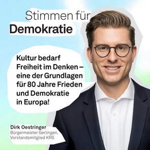Grafik mit dem Titel »Stimmen für Demokratie« vor einem blau-grün changierendem Hintergrund. Im Zentrum steht das Zitat: »Kultur bedarf Freiheit im Denken – eine der Grundlagen für 80 Jahre Frieden und Demokratie in Europa!« Darunter Name und Titel von Dirk Oestringer