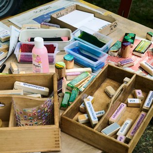 Nahaufnahme bunte Stempel und Holzkisten auf einem Holztisch