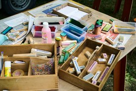 Nahaufnahme bunte Stempel und Holzkisten auf einem Holztisch