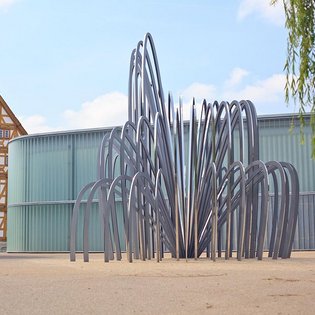 Skulptur vor Galerie Stihl