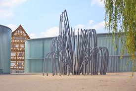 Skulptur vor Galerie Stihl