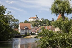 Blick von der Enz auf das Schloss