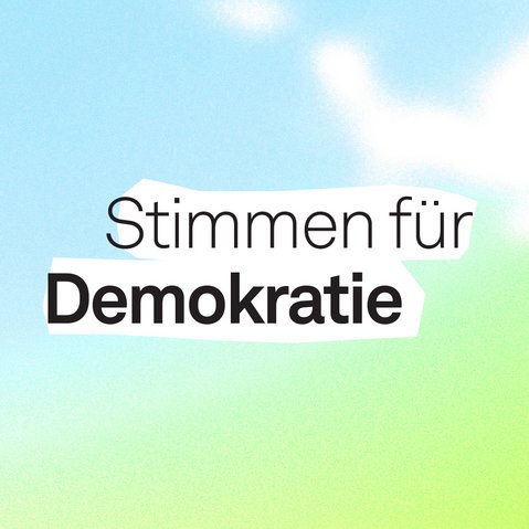 Grafik mit dem Titel »Stimmen für Demokratie« vor einem blau-grün changierendem Hintergrund. 