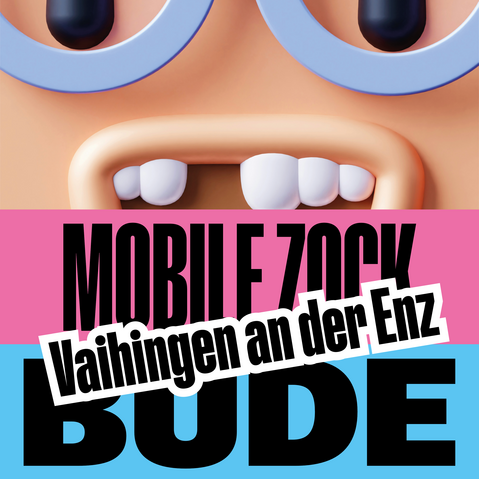 Nahaufnahme eines stilisierten Gesichts mit großen blauen Augen und zwei sichtbaren oberen Schneidezähnen über dem Schriftzug 'MOBILE ZOCK BUDE' und dem Aufkleber 'Vaihingen an der Enz'