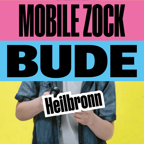 Person in Jeanshemd vor gelbem Hintergrund hält einen schwarzen Controller, darüber Schriftzug 'MOBILE ZOCK BUDE' auf pinkem und blauem Grund, darunter Schriftzug 'Heilbronn'