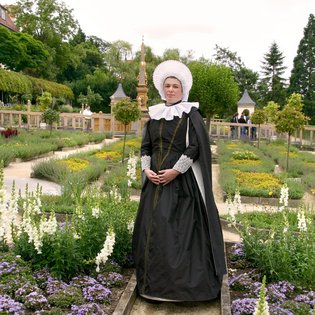 Stadtführerin in historischem Kostüm.