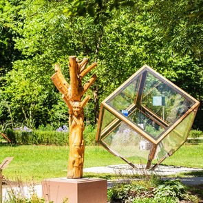 Parkansicht mit Skulptur SOPHI PARK