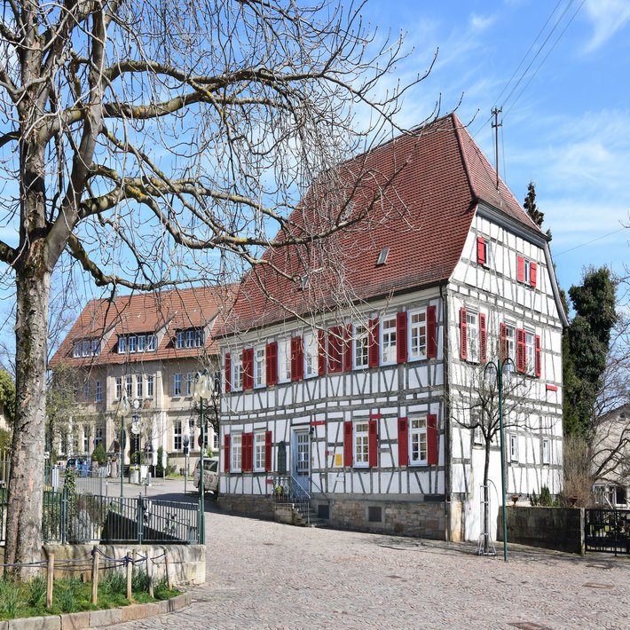 Blick auf das Pfarrhaus, ein schönes altes Fachwerkgebäude