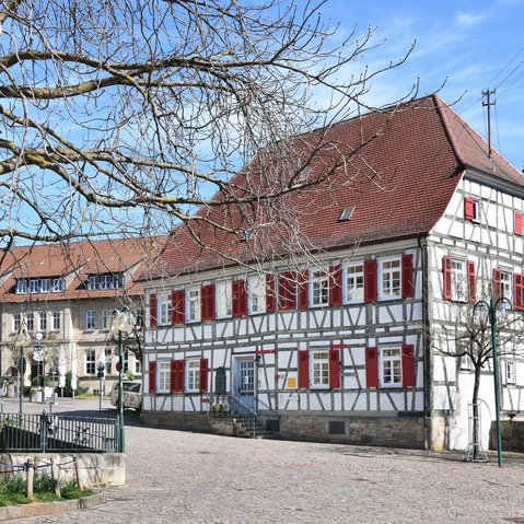 Blick auf das Pfarrhaus, ein schönes altes Fachwerkgebäude