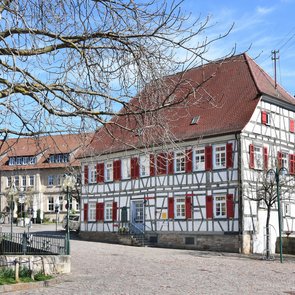 Blick auf das Pfarrhaus, ein schönes altes Fachwerkgebäude