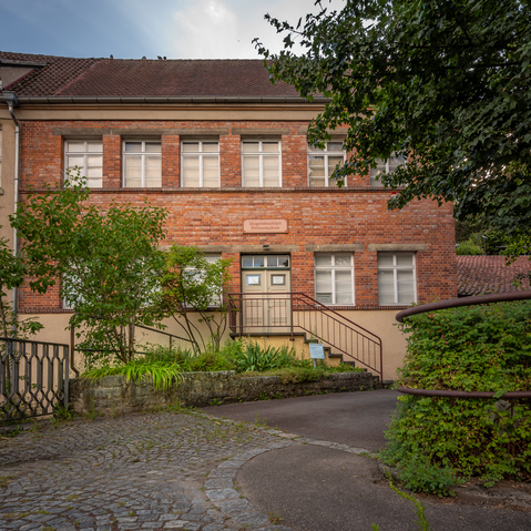 Aussenansicht des Backsteingebäudes
