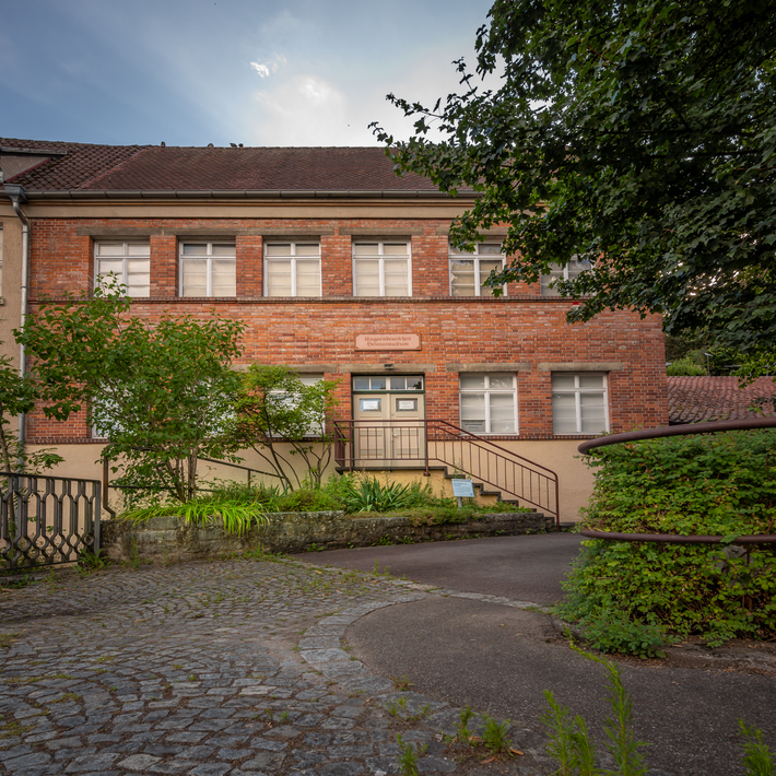 Aussenansicht des Backsteingebäudes