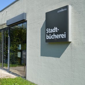 Blick von aussen auf den Eingang der Stadtbibliothek