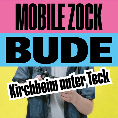 Schriftzug MOBILE ZOCK BUDE in Schwarz auf pinkem und blauem Hintergrund mit Text Kirchheim unter Teck auf Foto einer Person mit Gamecontroller vor gelbem Hintergrund