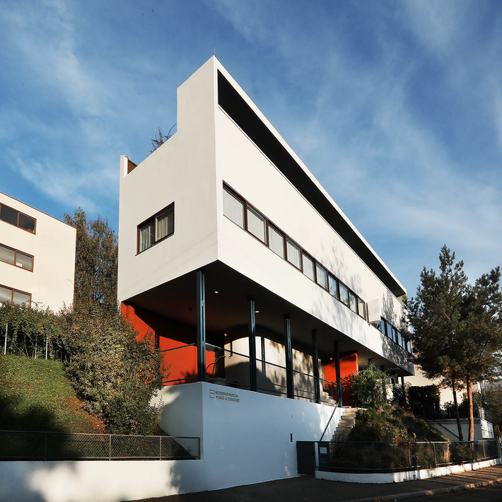 Weissenhofmuseum Haus Le Corbusier von aussen bei Sonnenschein und blauem Himmel