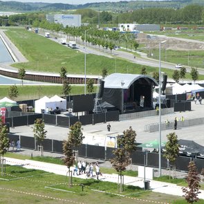 Auf dem Festplatz ist die Infrastruktur für ein großes Konzert aufgebaut.