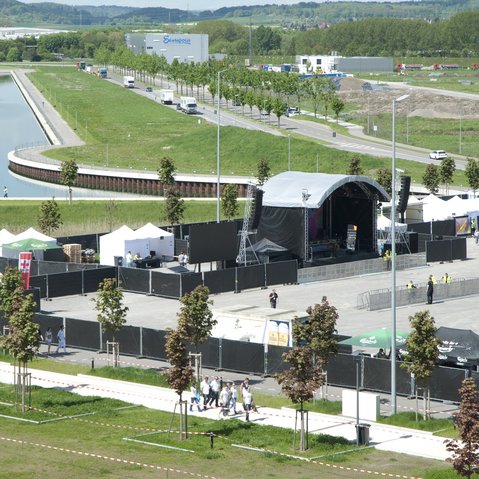 Auf dem Festplatz ist die Infrastruktur für ein großes Konzert aufgebaut.