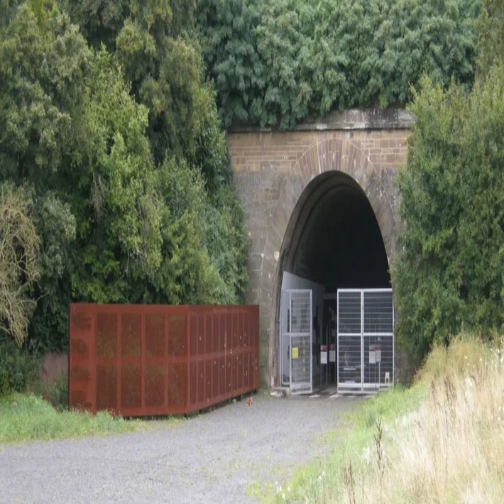 Blick auf das Tor zur Gedenkstätte