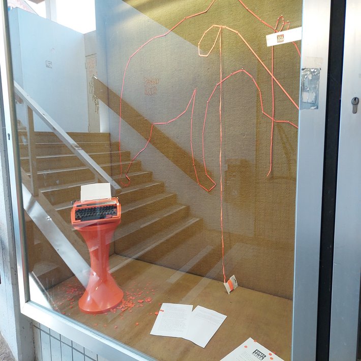 Ein Schaufenster in einer Unterführung in dem Kunst gezeigt wird.