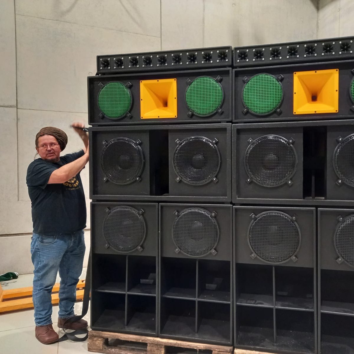 Foto: Jürgen Becker bei der Arbeit am Soundsystem.