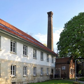 Aussenansicht mit Schornstein vor blauem Himmel