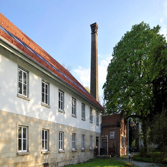 Aussenansicht mit Schornstein vor blauem Himmel