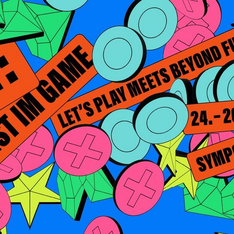 Plakat für das Symposium »QUEST: KUNST IM GAME« auf blauem Hintergrund mit bunten geometrischen Formen wie Sternen, Ringen und Kreuzen. Das Design ist verspielt und bewirbt eine Veranstaltung zu Kunst und Gaming.