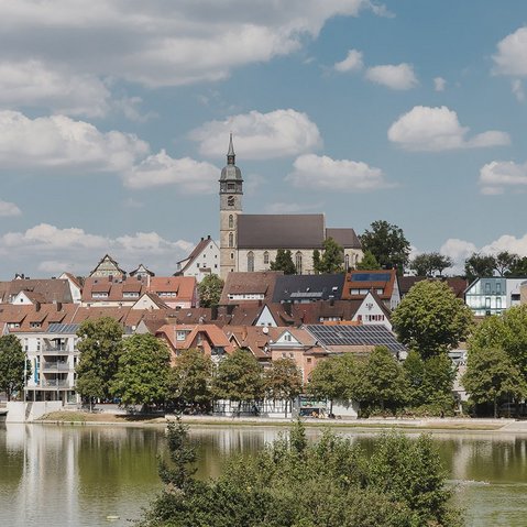 Blick über den See auf die Stadt Böblingen