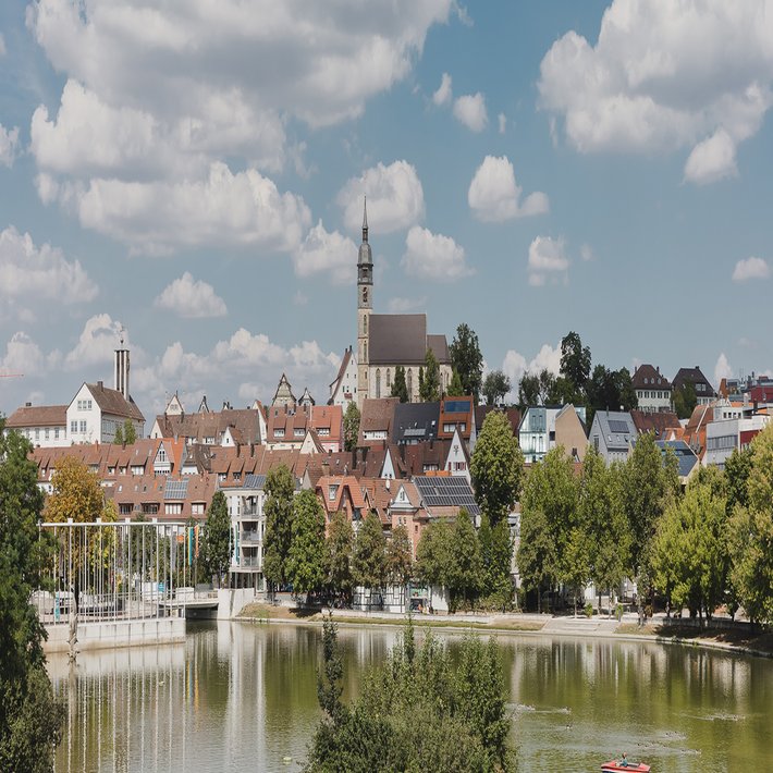 Blick über den See auf die Stadt Böblingen