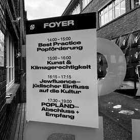 Plakat am Eingang des Impact Hubs im Wizemann Areal mit den Veranstaltungsdaten der 4 Panels im Foyer.